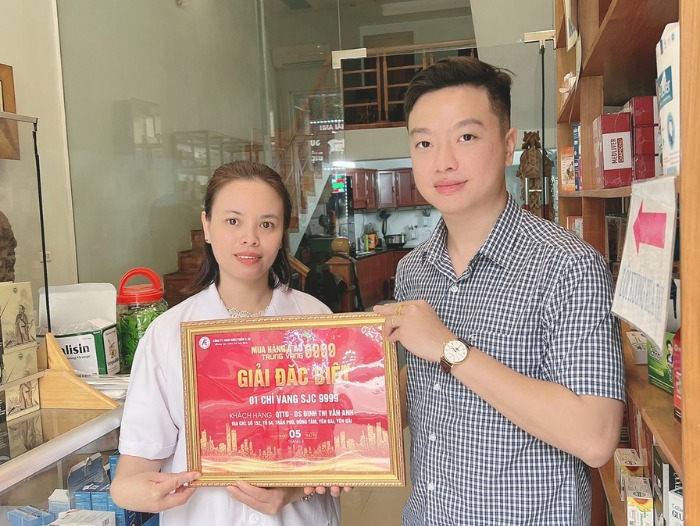 Chúc mừng quầy thuốc Tân Dược (Yên Bái) đã nhận giải vàng SJC 9999 - Chương trình 'Mua hàng Á Âu - trúng vàng 9999"
